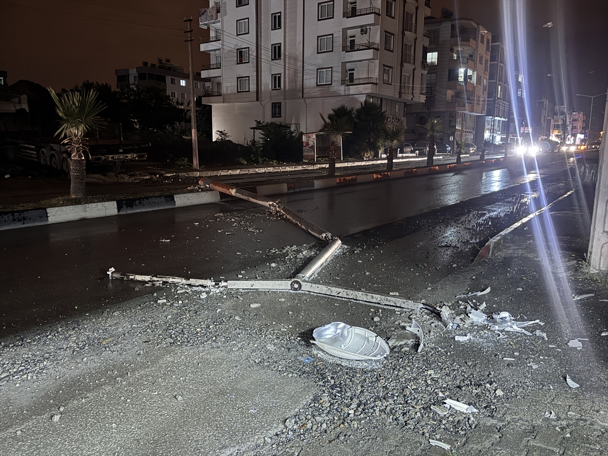 Hatay'da Çekici Kontrolden Çıktı Aydınlatma Direği Yola Devrildi