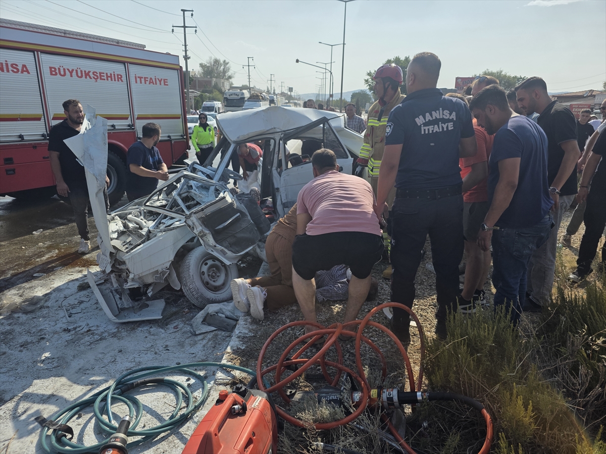 Manisa'da Otobüs ve Otomobil Kazası: Hayatını Kaybeden Çift Son Yolculuğuna Uğurlandı