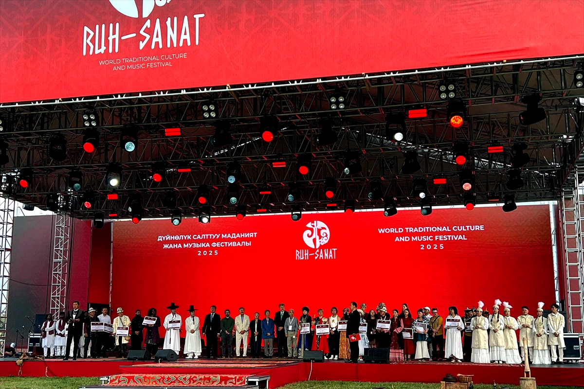 Kırgızistan'da Geleneksel Kültür ve Müzik Rüzgarı Esti