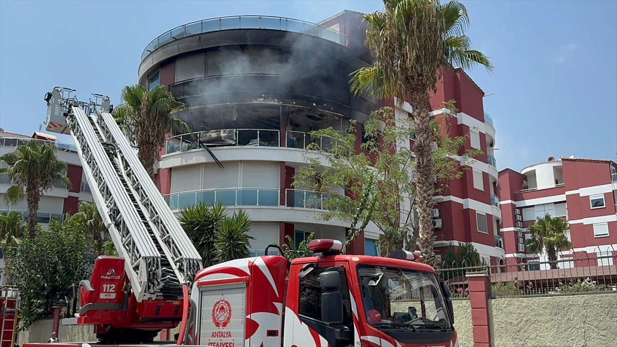 Antalya'da Apartman Yangını Korkuttu: Üç Kişi Dumandan Etkilendi