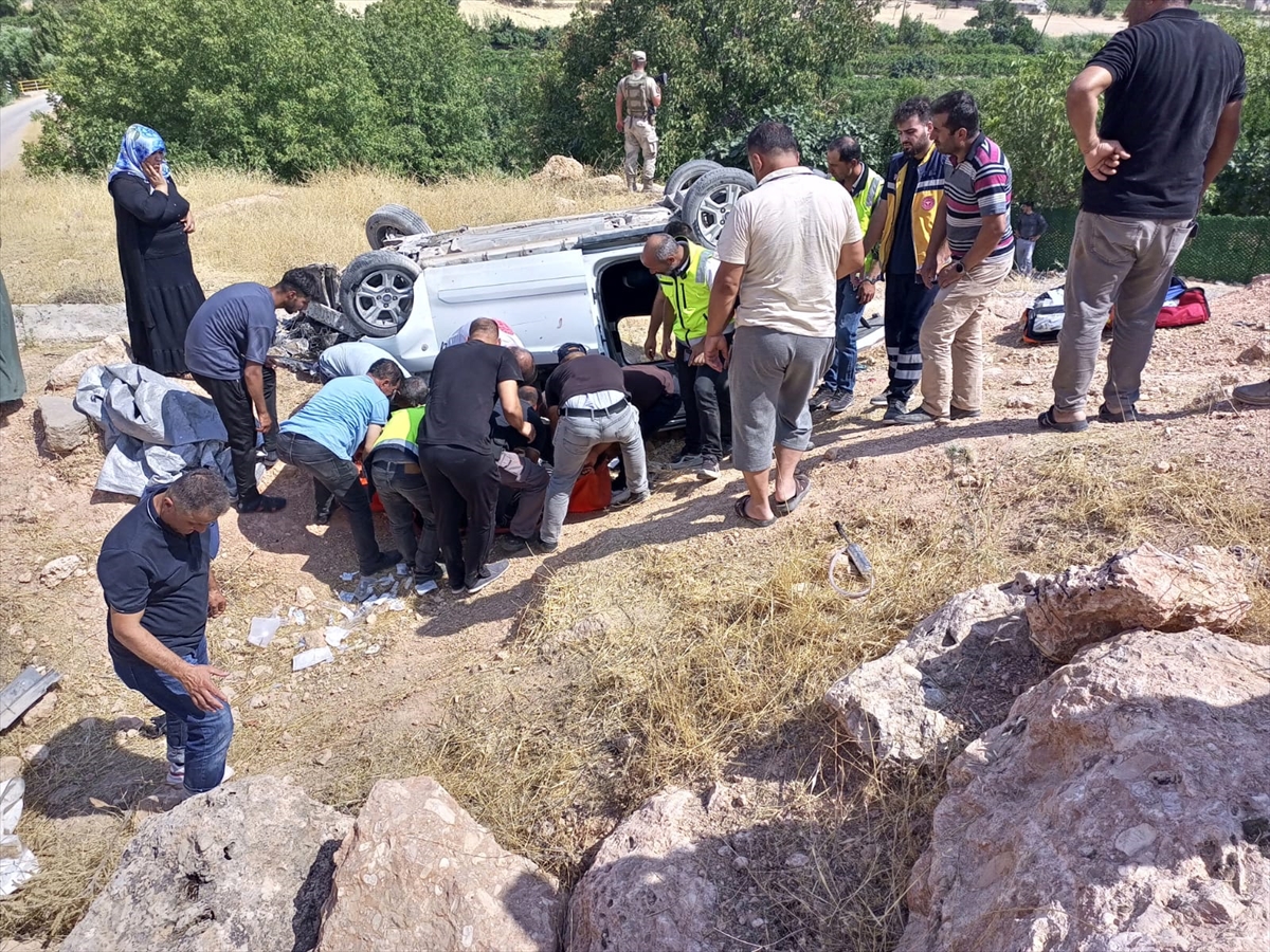 Siirt'te Trafik Kazası: Hafif Ticari Araç Şarampole Yuvarlandı, 7 Yaralı