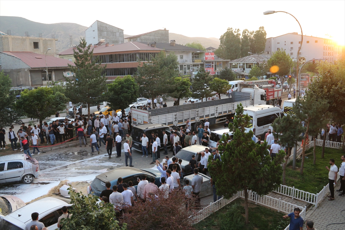 Bitlis'te Maden Yüklü Tırın Freni Boşaldı 11 Aracı Hedef Aldı