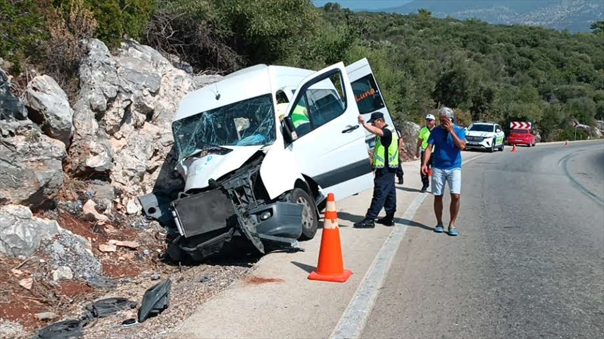 Antalya'da Tur Minibüsü Kazasında 17 Kişi Yaralandı
