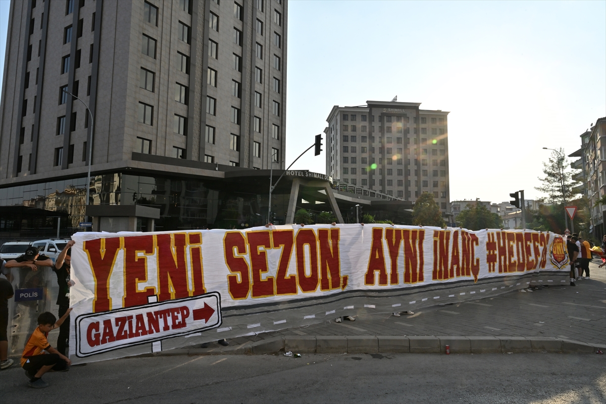 Galatasaray Gaziantep'te Taraftarlarıyla Buluştu