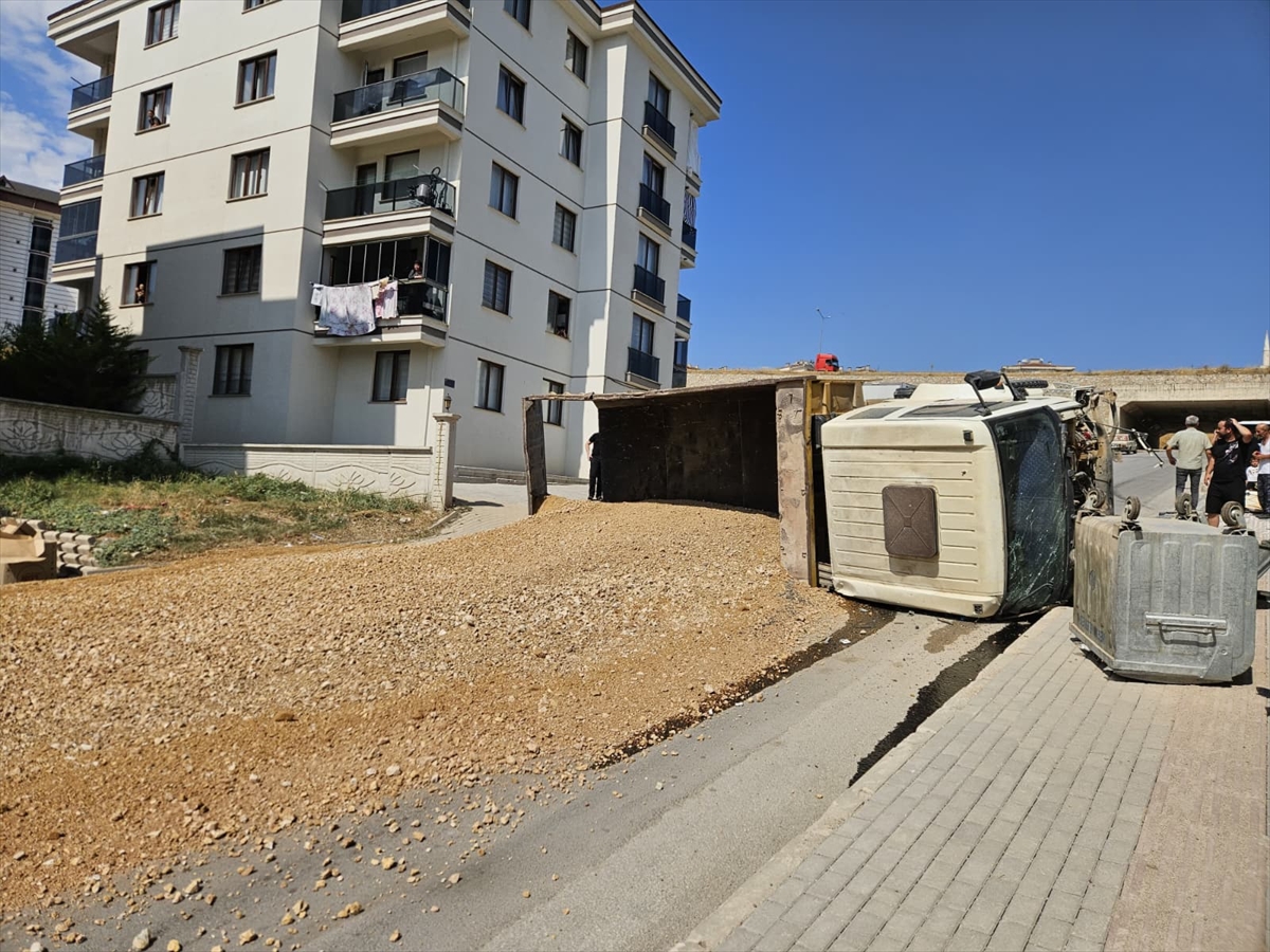 Bursa'da Freni Boşalan Kamyon Siteye Çarptı