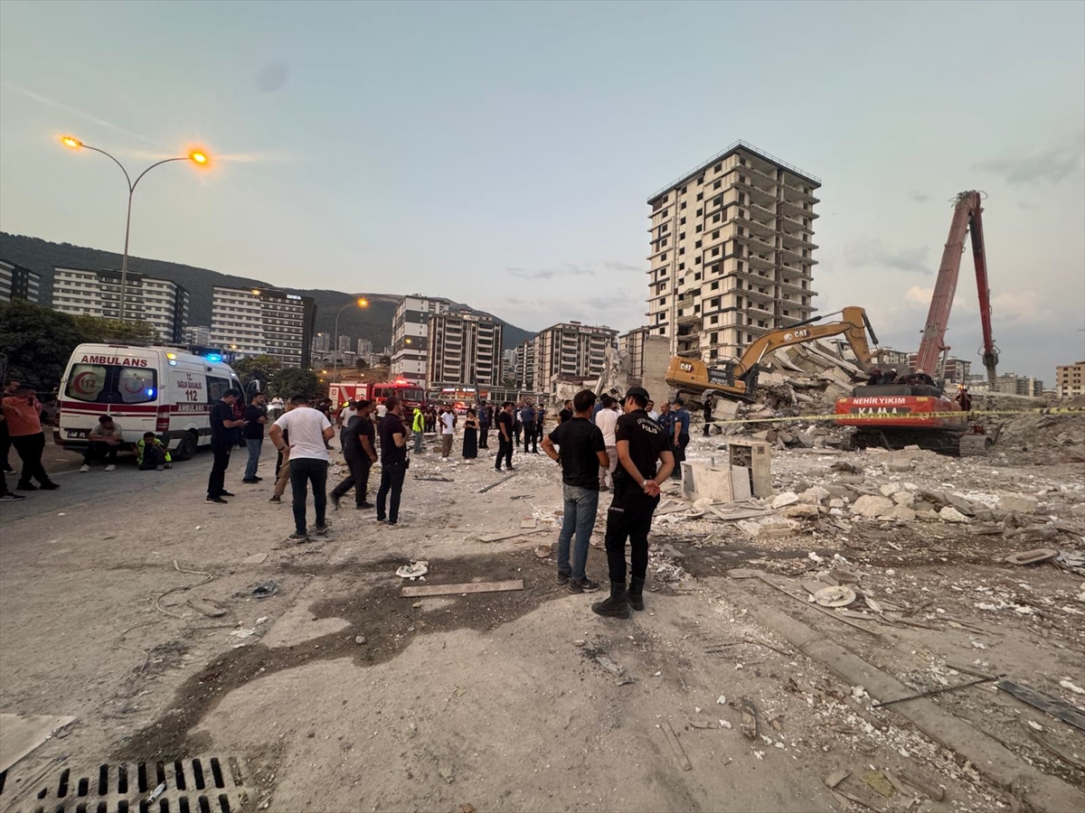Kahramanmaraş'ta Yıkım Sırasında Ağır Hasarlı Bina İş Makinesinin Üzerine Düştü
