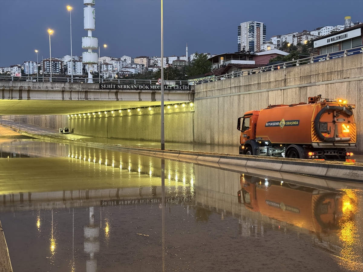 Ankara'da Aniden Başlayan Sağanak Omuz Omuzaydı