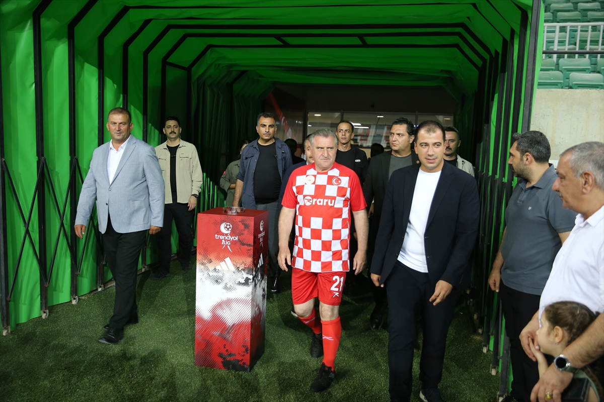 Gençlik ve Spor Bakanı Osman Aşkın Bak Diyarbakır'da Etkileyici Maçta Sahaya Çıktı