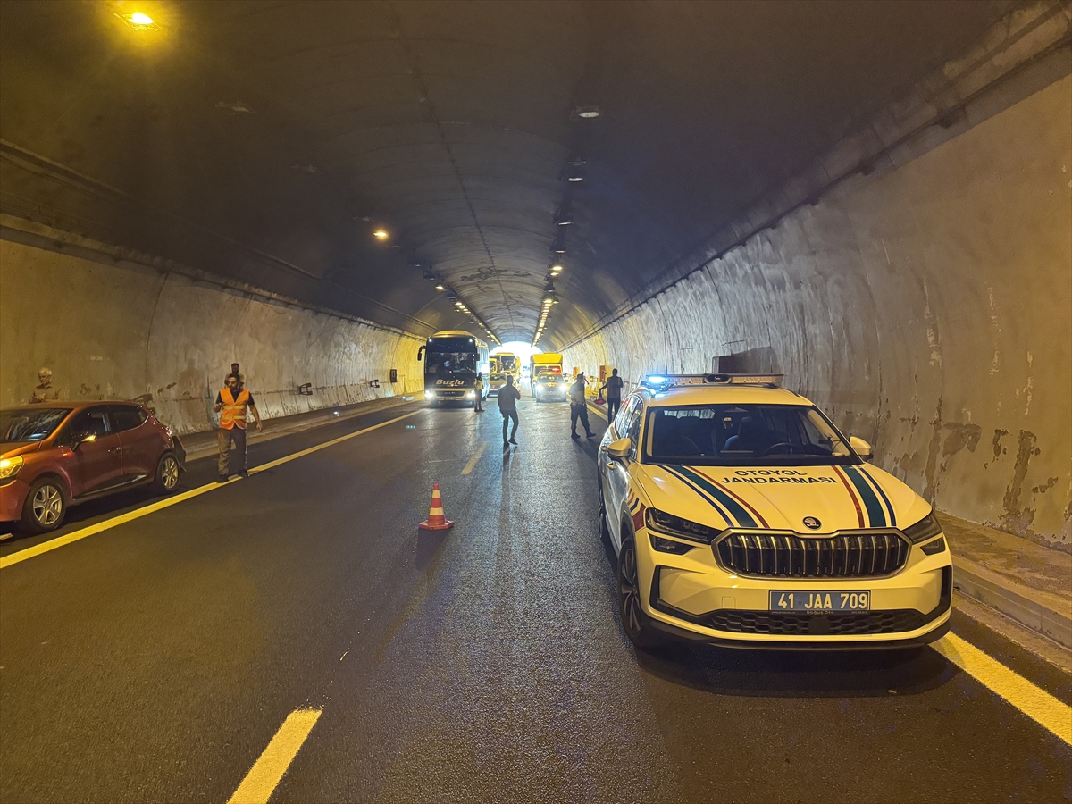 Anadolu Otoyolu'nda Trafik Kazası Kaosa Yol Açtı