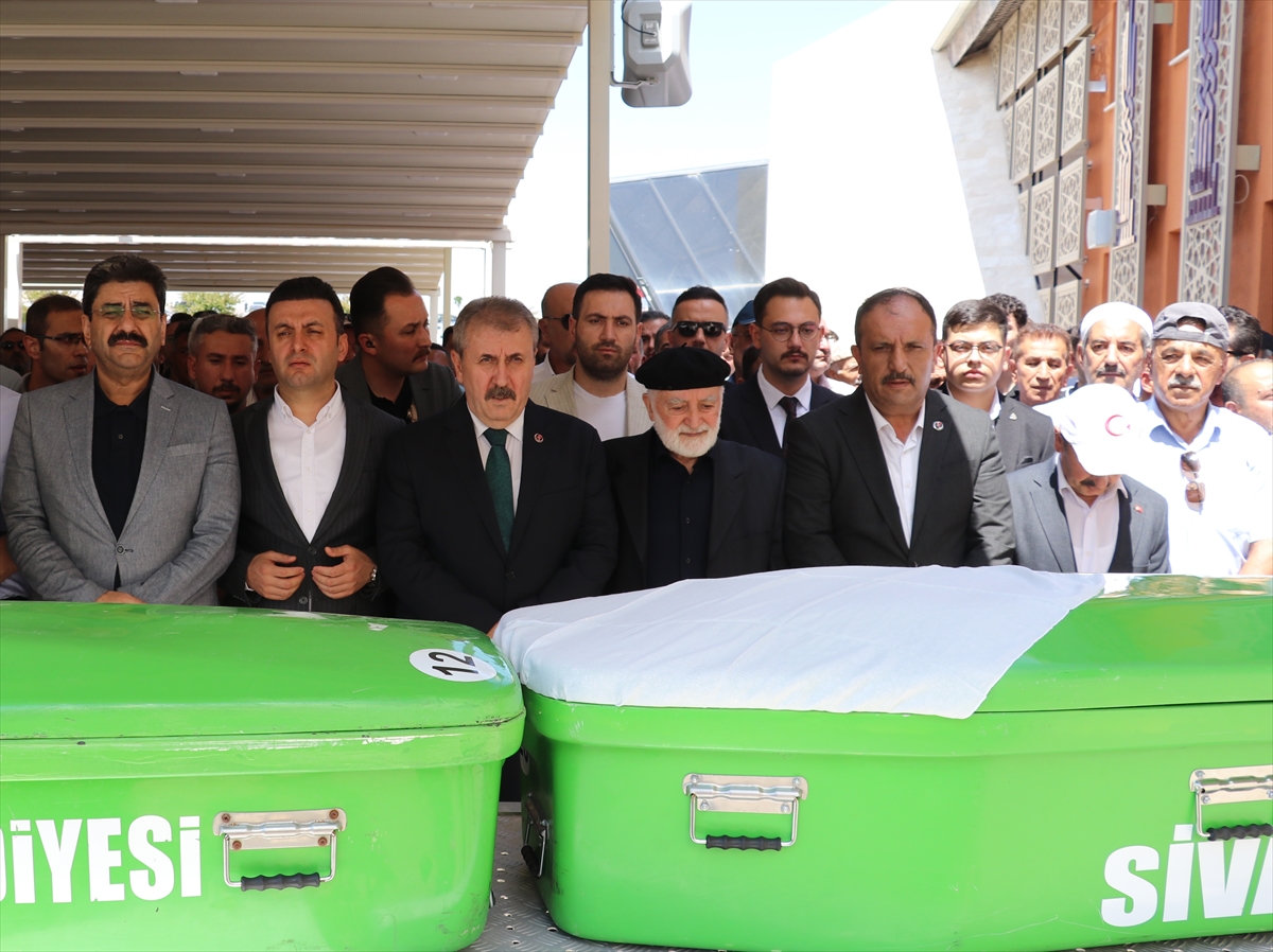 Büyük Birlik Partisi Lideri Destici, Sivas'ta Duygusal Törene Katılım Gösterdi