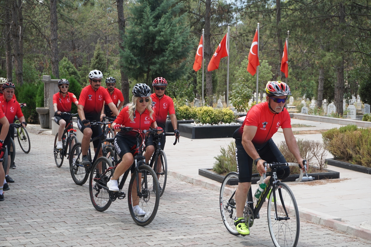 Çorum'da Bisikletseverlerden Şehit Aybüke Öğretmene Anlamlı Ziyaret
