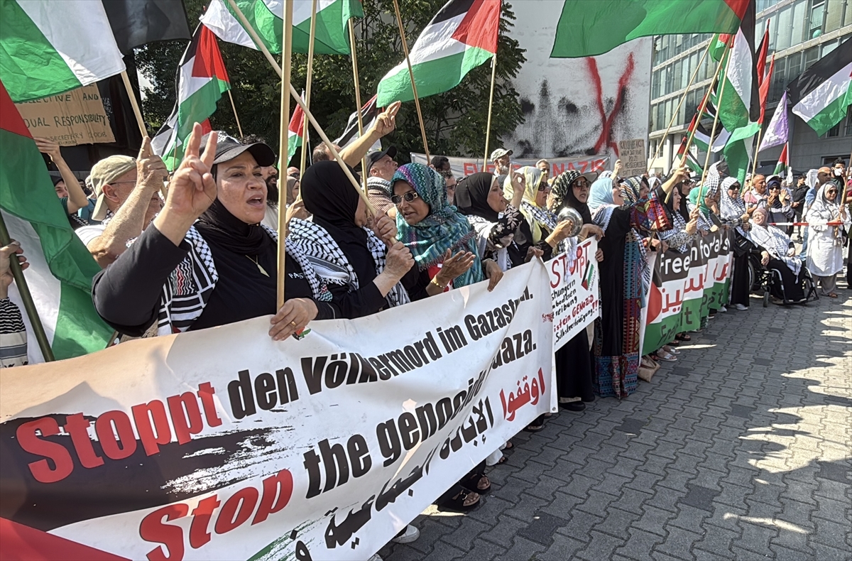 Berlin'de Filistin'e Destek Gösterisi Binlerce Kişiyi Bir Araya Getirdi