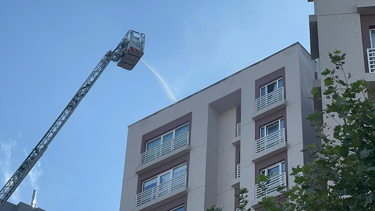 Bağcılar'daki 13 Katlı Binada Çıkan Yangın Kontrol Altına Alındı
