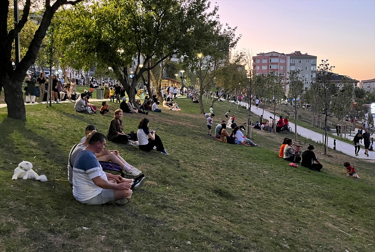 Balıkesir Depremi Sonrası İstanbullular Parklara ve Millet Bahçelerine Akın Etti