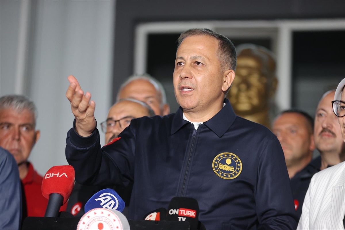 Balıkesir'de Deprem Sonrası Hızlı Müdahale: İçişleri Bakanı Yerlikaya Sındırgı'da