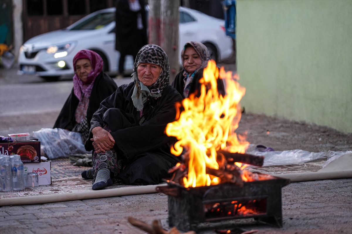 Balıkesir Sındırgı'da Depremin Ardından Korku ve Belirsizlik Sürüyor