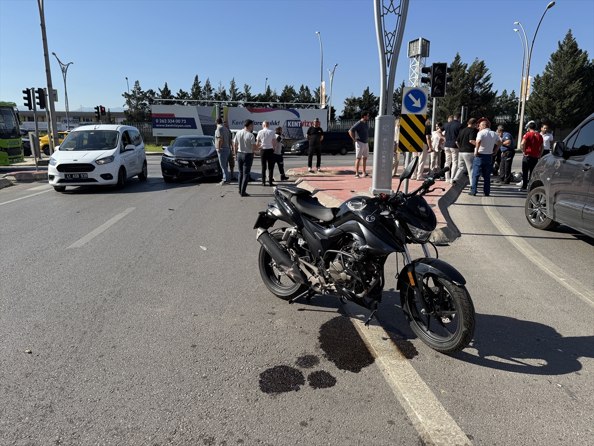 Kocaeli'de Trafik Kazası Motosiklet Sürücüsü Hastaneye Kaldırıldı