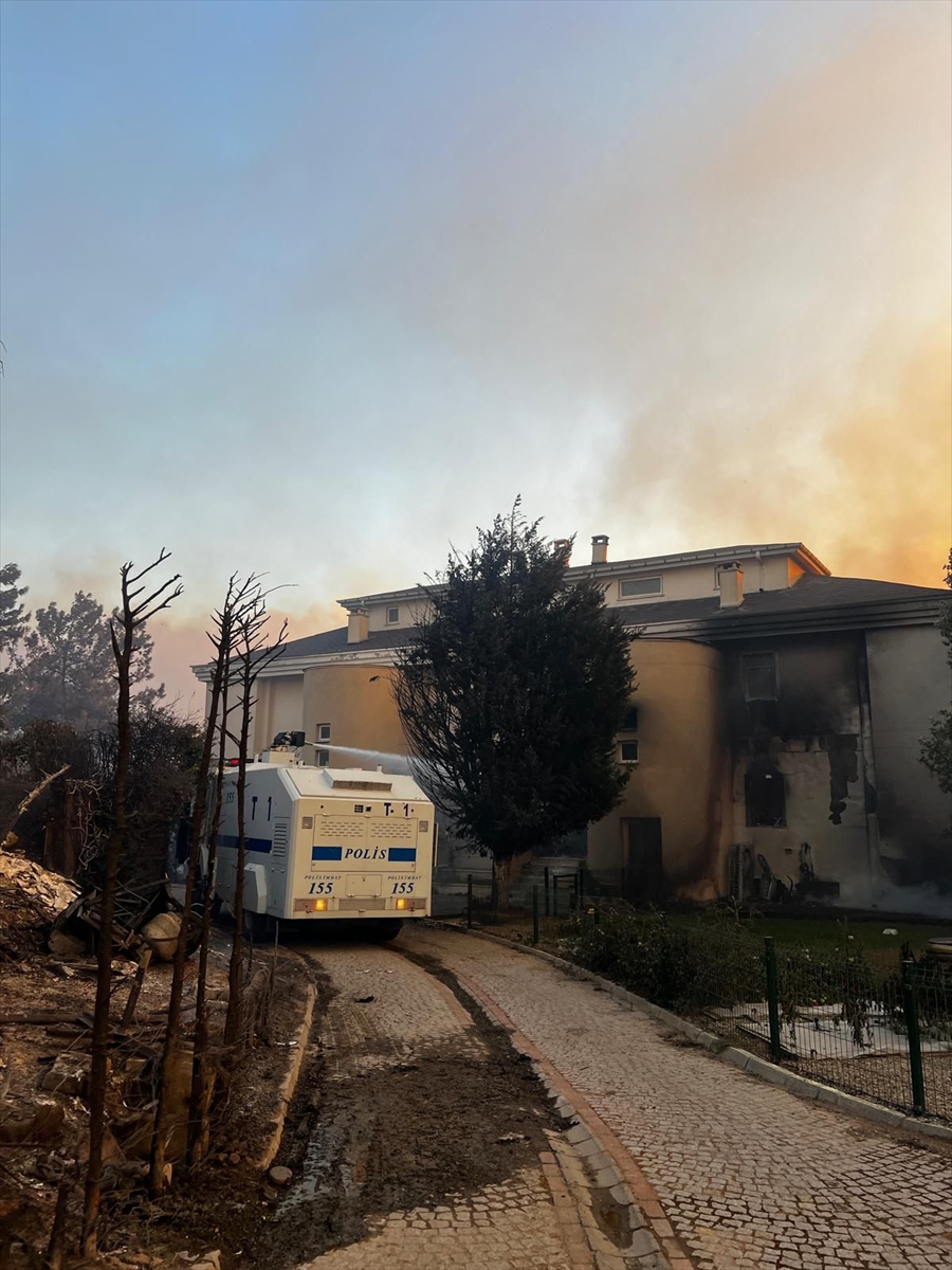 Çanakkale'deki Orman Yangınlarını Polis Teşkilatı da Söndürmeye Yardım Ediyor