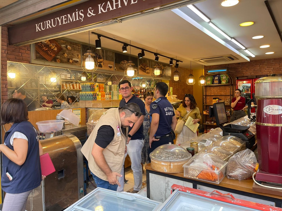 Adana'da Sağlıksız Ürün Operasyonu Kuru Yemişçide Çok Sayıda Ürün İmha Edildi