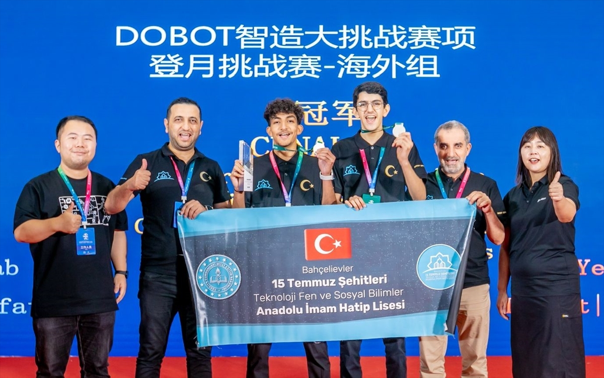 Bahçelievler Li̇sesinin Robot Takımı Dünyada Zirveye Yaklaştı