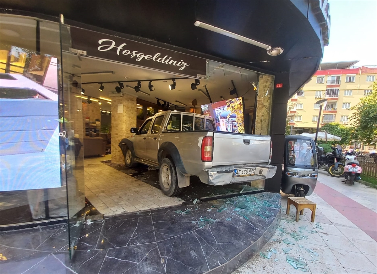 Manisa'da Trafik Kazası Şaşkınlık Yarattı: Pikap Mağazaya Daldı