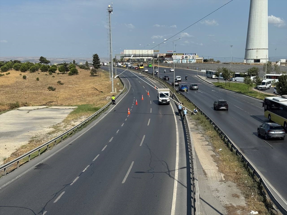 Büyükçekmece'deki Fırtına Şiddetiyle Aydınlatma Direği Yere Devrildi