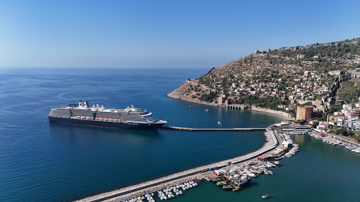 Oosterdam Kruvaziyeri Alanya'yı Coşturdu: Turist Akını Başladı