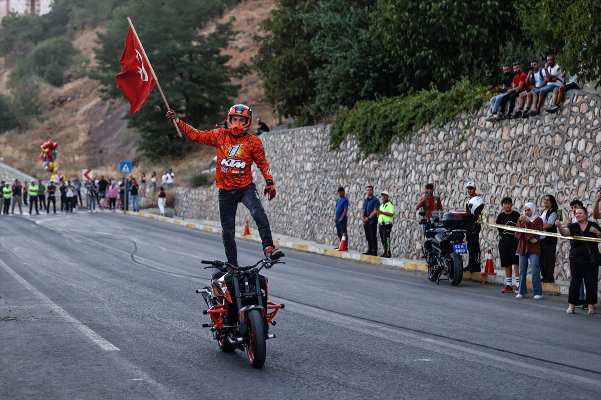 Adrenalin Dolu Anlar Tunceli'de Motosiklet Akrobasi Gösterisi Nefes Kesti
