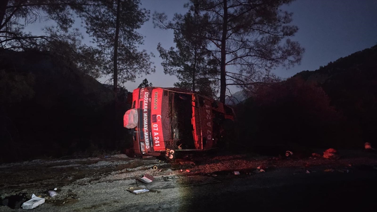 Antalya'da Arazöz Kazası Korkuttu: 2 Yaralı Var