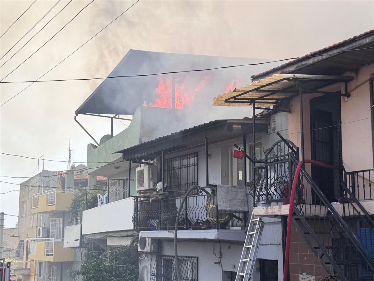 İzmir'in Göbeğinde Yangın Paniği: Alevler Kontrol Altına Alınmaya Çalışılıyor