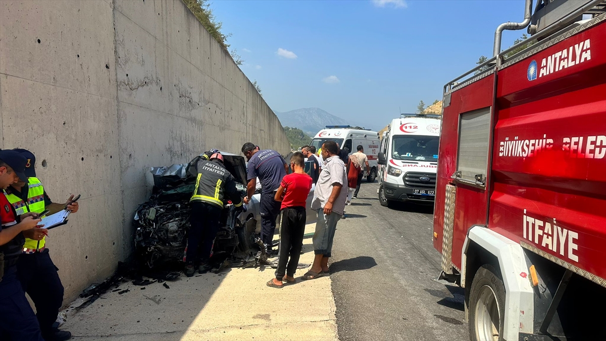 Antalya Yolunda Korkutan Kaza: Tırın Altında Kalan Otomobilde 3 Yaralı