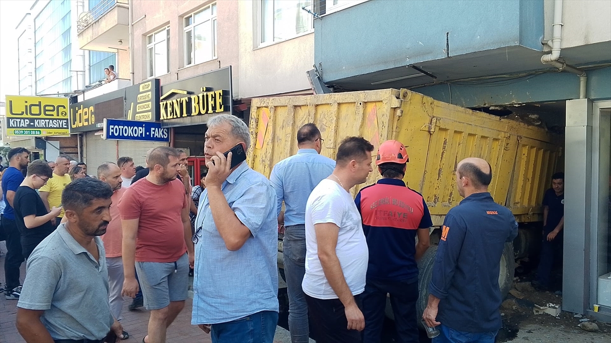 Zonguldak'ta Heyecan Dolu Anlar: Freni Boşalan Kamyon İş Yerine Daldı