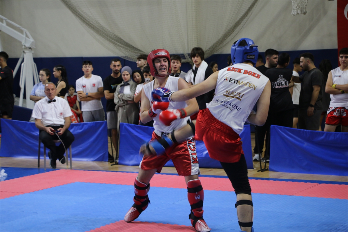 Kütahya'da Büyük Coşku: Zafer Kupası Kick Boks Turnuvası'nda Nefes Kesen Mücadeleler