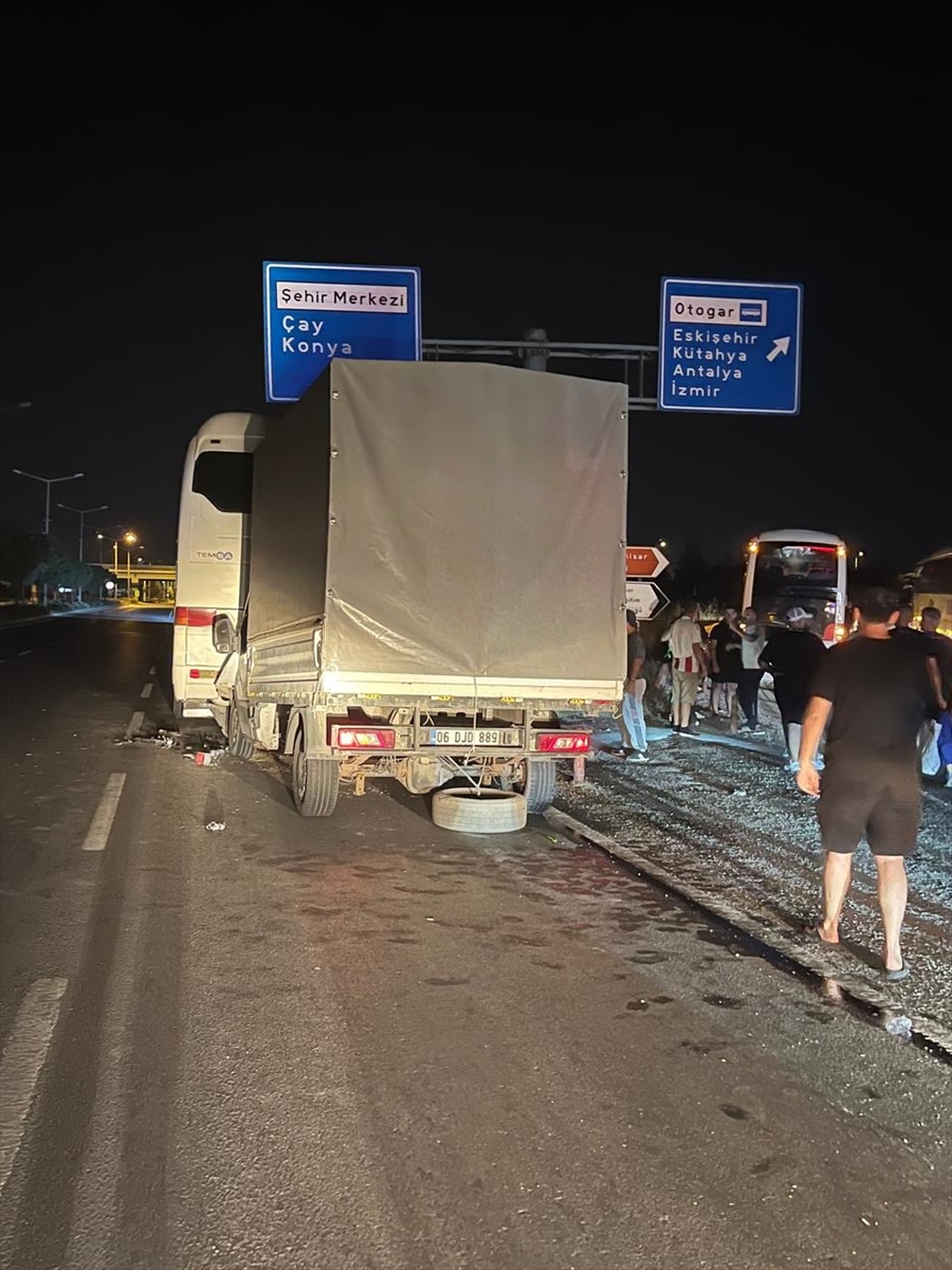 Afyonkarahisar'da Feci Kaza: Yolcu Otobüsüne Kamyonet Çarptı