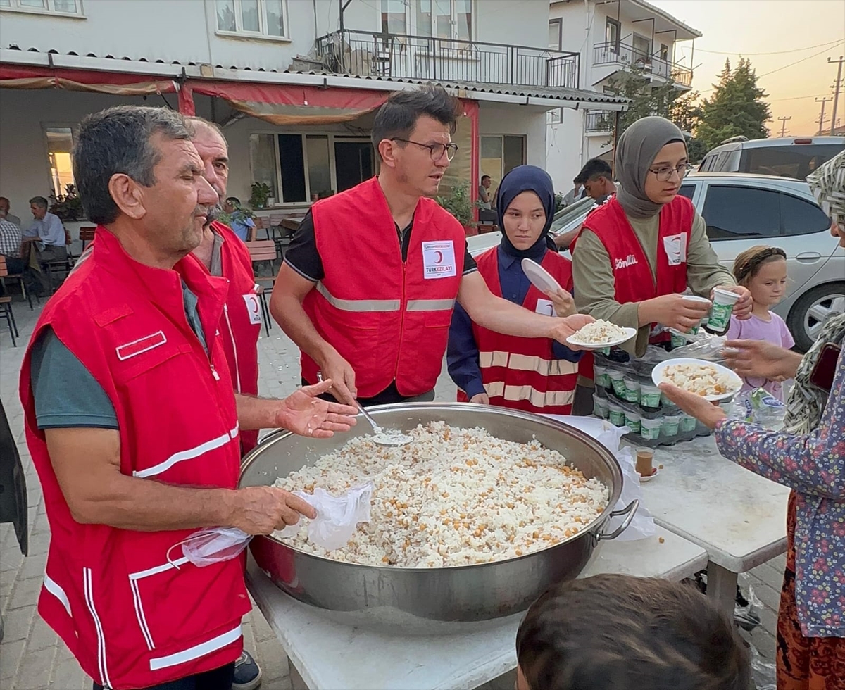 Sındırgı'da Kızılay'ın Destanı: Depremzedelere Üç Öğün Yemek Hizmeti
