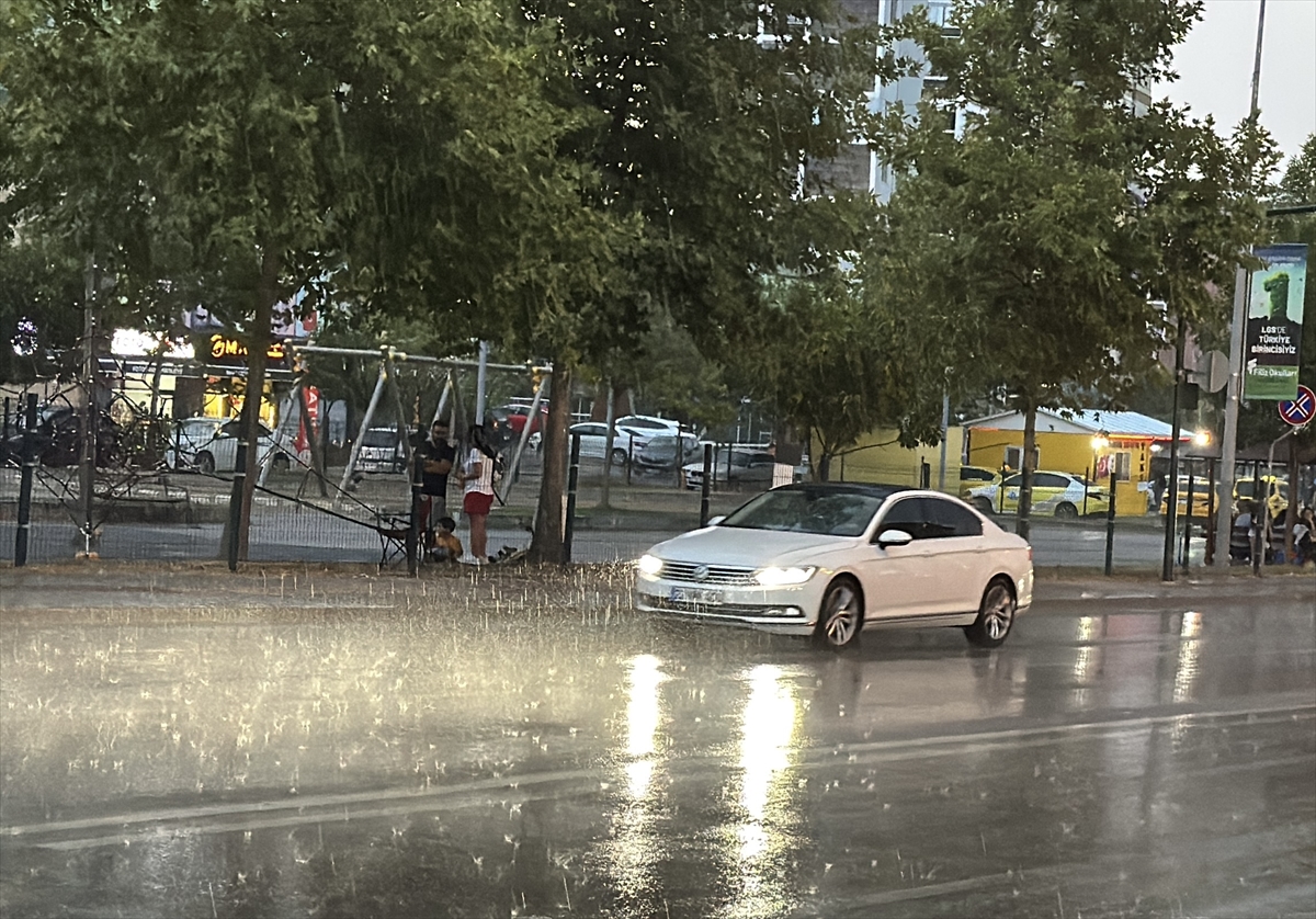 Edirne'de Sağanak Yağış Hayatı Felç Etti