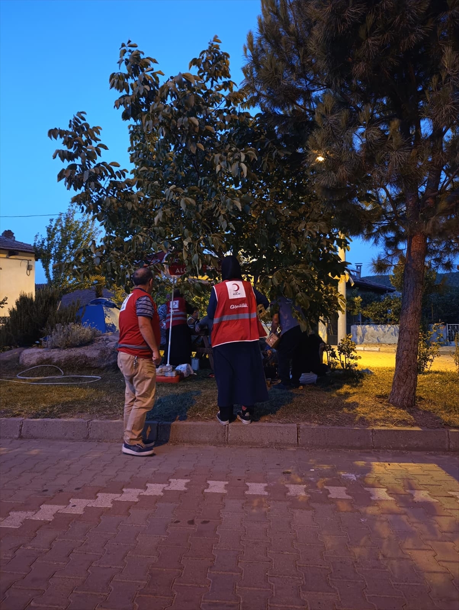 Sındırgı'da Deprem Sonrası Kızılay'dan Esnafa ve Çocuklara Destek