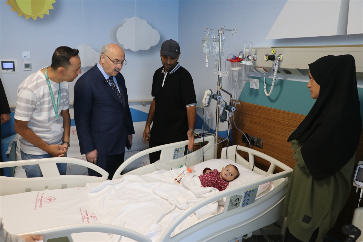 Adana Valisi'nden Gazzeli Aileye Duygusal Ziyaret