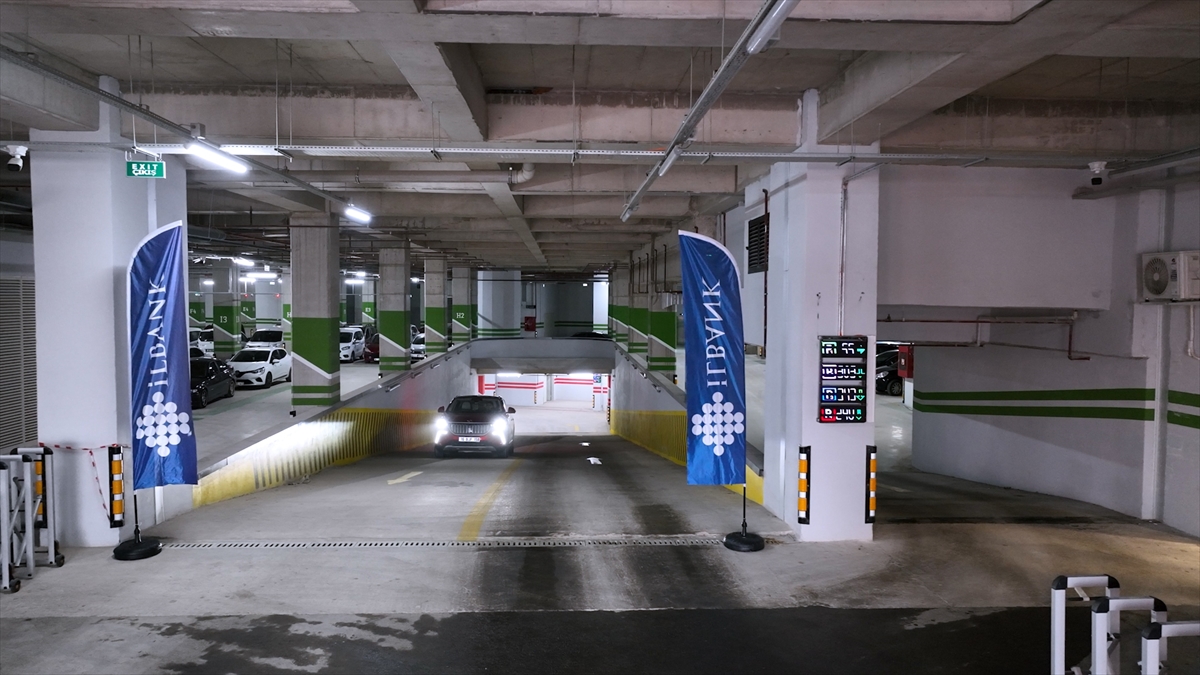 Bursa'da Yapımı Tamamlanan Dev Yer Altı Otoparkı Merak Uyandırıyor