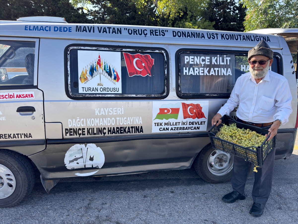 Denizli'nin Elmacı Dede'si İzmir'de Mehmetçik'e Üzüm İkram Etti