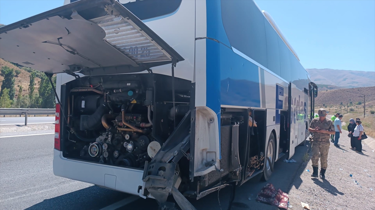 Erzincan'da Yoldan Çıkan Otobüste Panik Anları