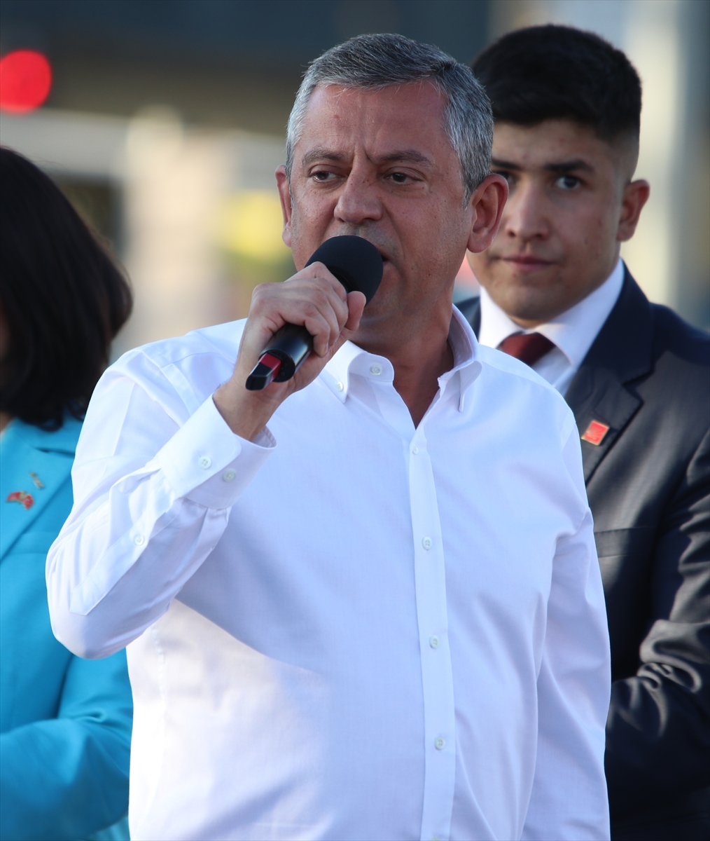 Sivas Mitingine Yoğun İlgi: CHP Lideri Özgür Özel'den Çarpıcı Mesajlar