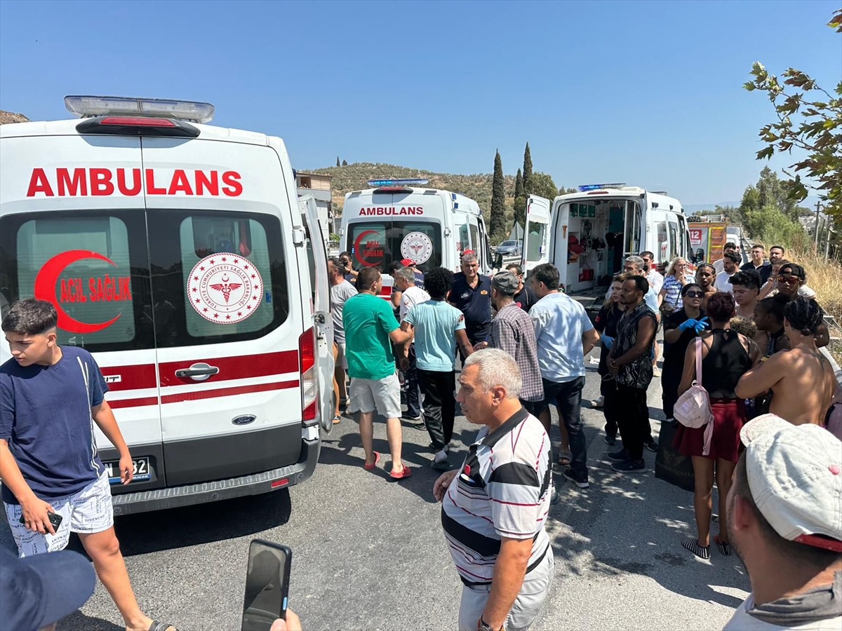 Kuşadası'nda Tur Minibüsü Kazası Panik Yarattı: Neler Yaşandı?