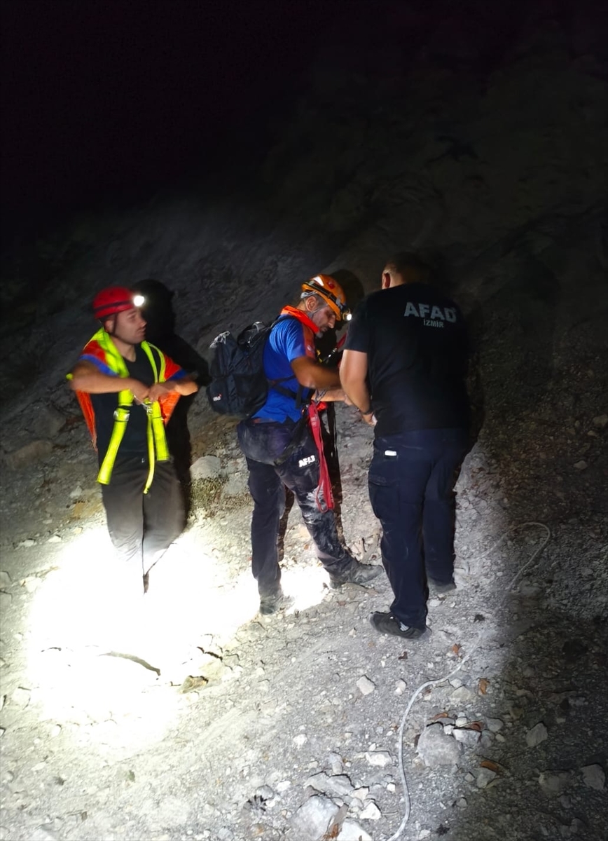 İzmir Dağlarında Korku Dolu Anlar: Kayalıklarda Mahsur Kalan Gençler Son Anda Kurtarıldı