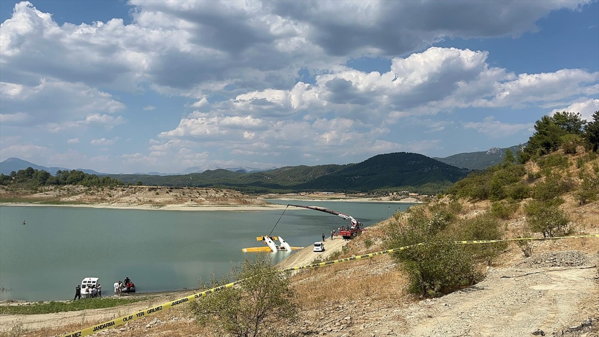 Burdur'da Kaza Geçiren Yangın Söndürme Uçağı Gölden Kurtarıldı