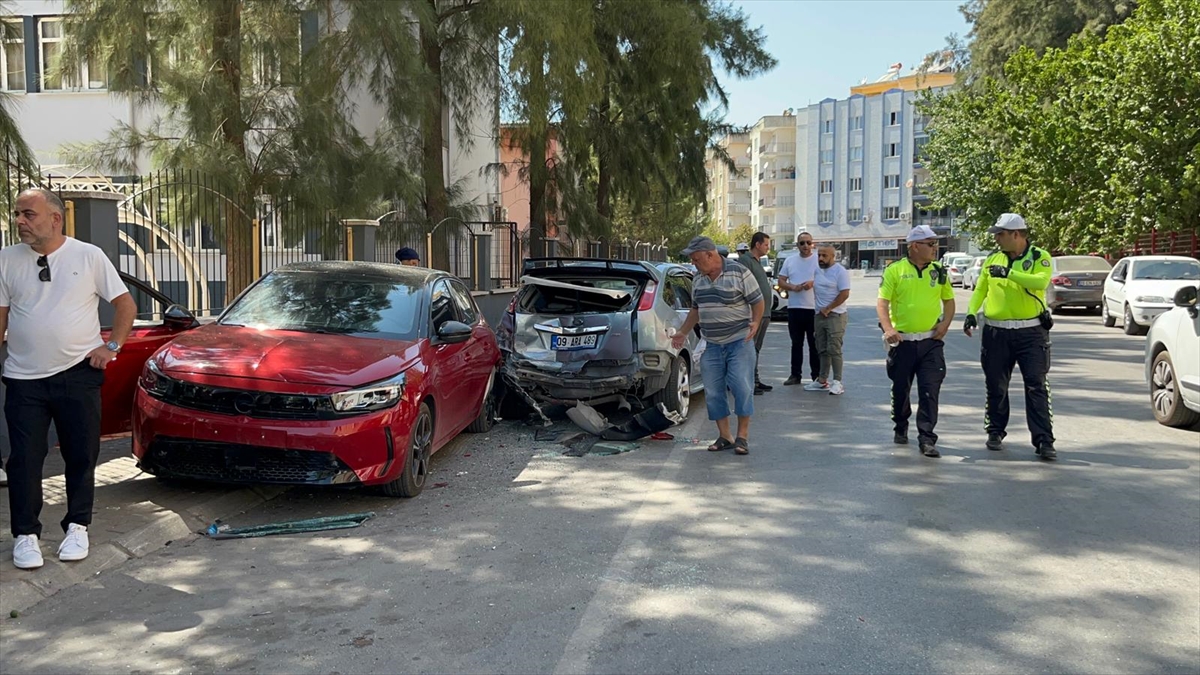 Aydın'daki Park Kazası Olay Oldu: 5 Araç Nasıl Hasar Gördü?