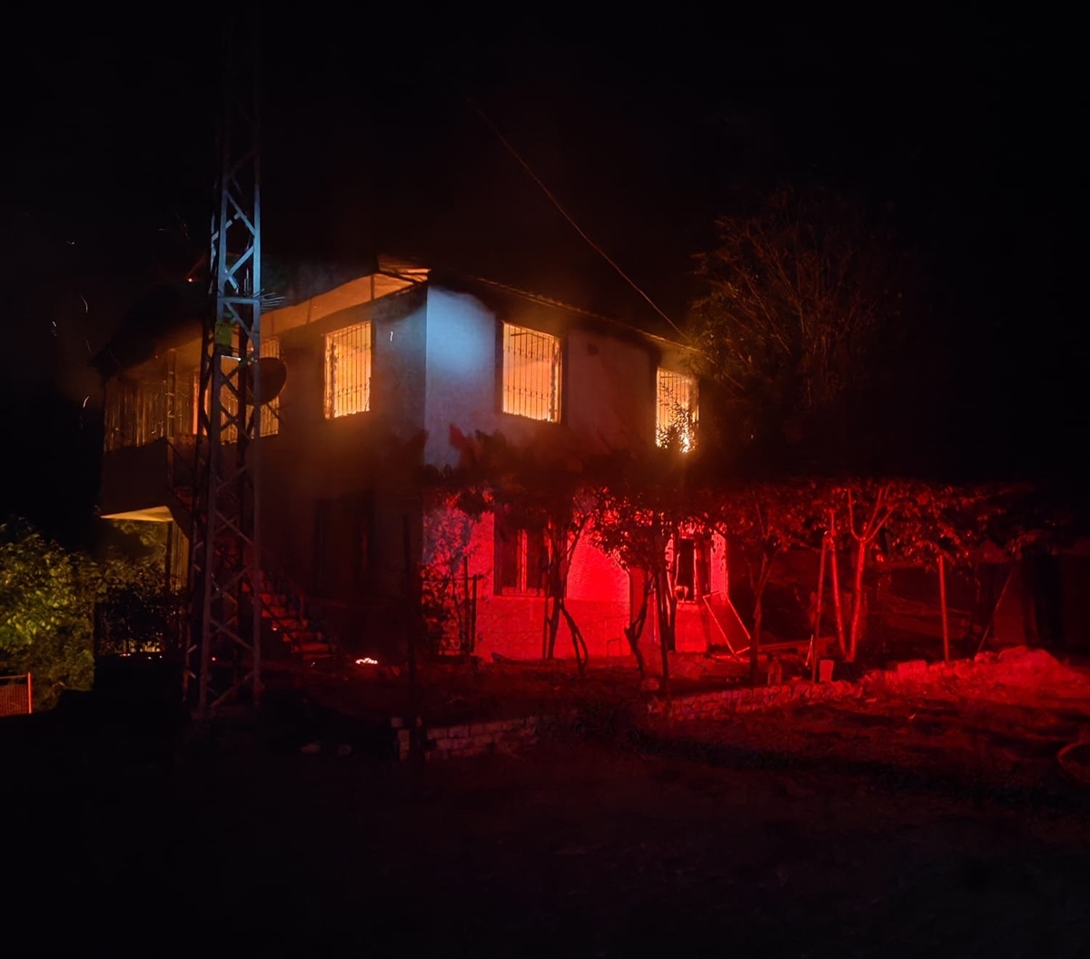 Kiracılarını Öldüren Çiftin Evi Gizemli Bir Şekilde Yandı