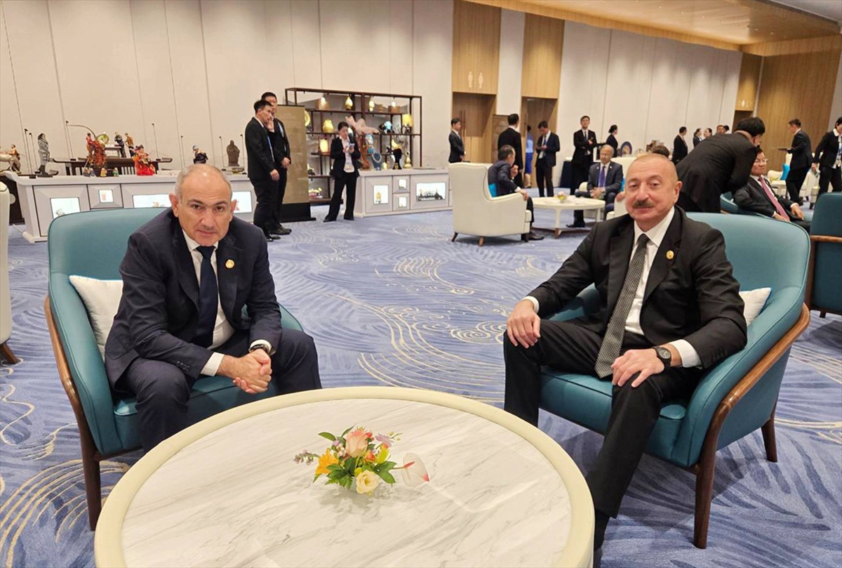 Aliyev ve Paşinyan'dan Tarihi Buluşma: Yeni Bir Dönemin Eşiğinde