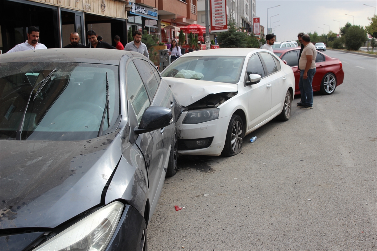 Kars'ta Trafik Kazası Şaşkınlık Yarattı: Kontrolden Çıkan Araç Park Halindeki Otomobillerle Çarpıştı