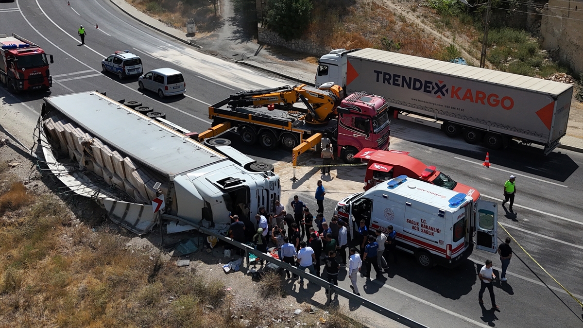 Malatya'da Devrilen Tır: Ağır Yaralı Sürücü Ambulans Helikopterle Hastaneye Taşındı